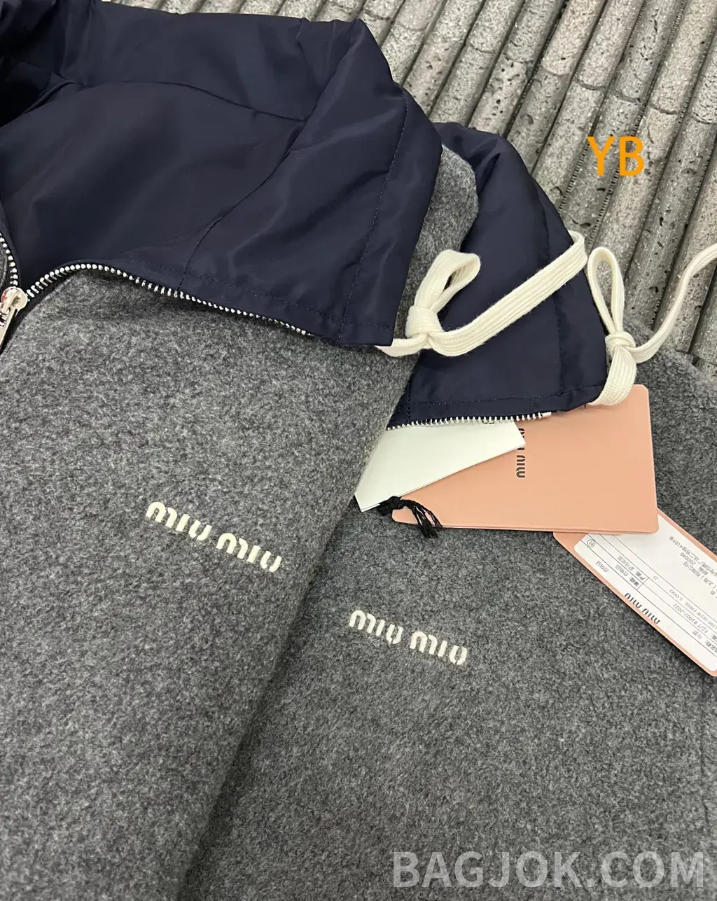 MIU MIU 리버서블 테크 니트 후드 봄버 자켓 로고 비교.jpg