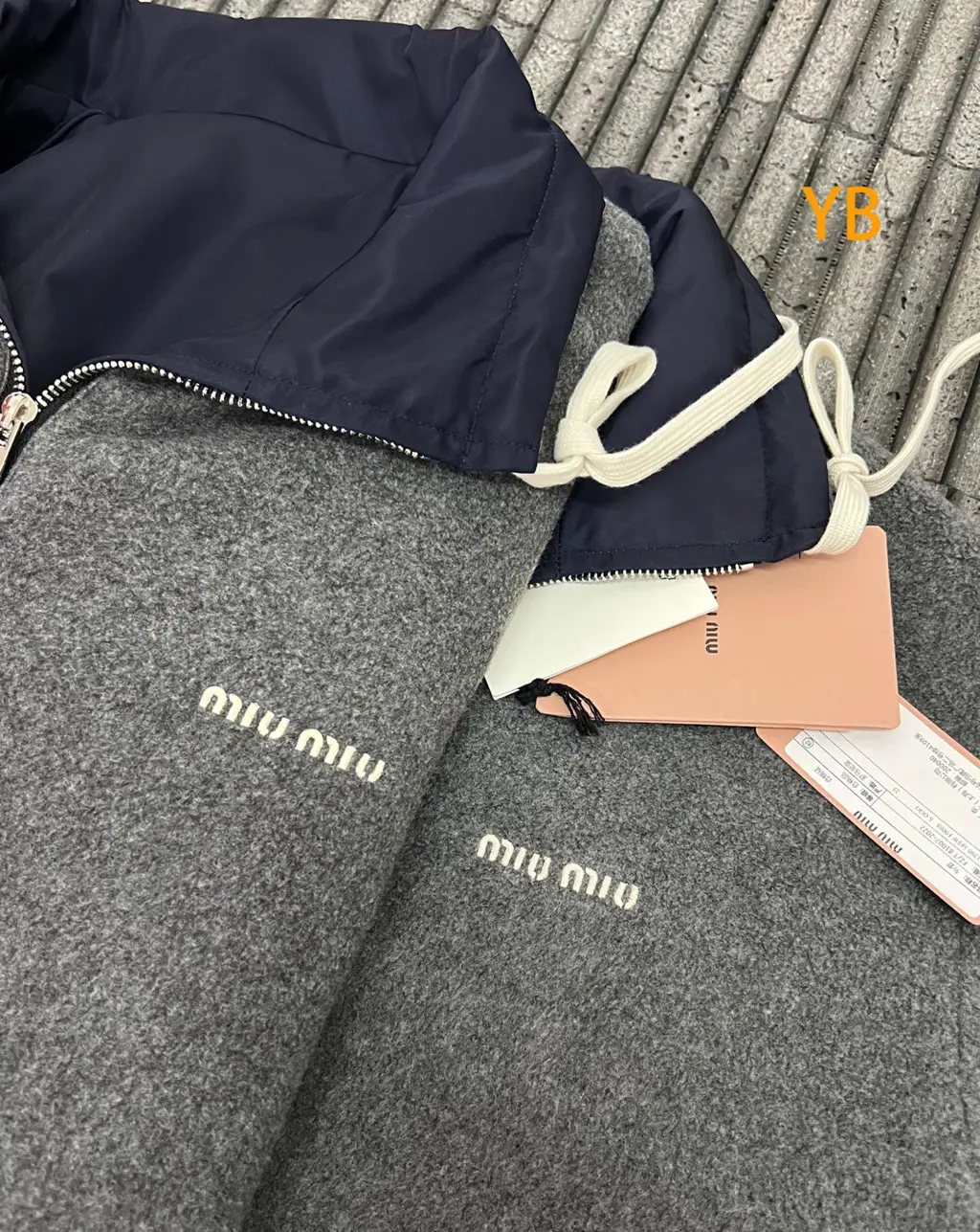 로고 비교.jpg MIU MIU 리버서블 테크 니트 후드 봄버 자켓 로고 비교.jpg