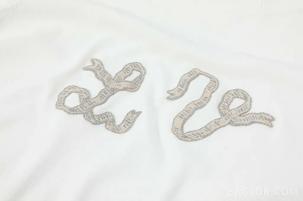 루이비통 루이비통 뱀띠 리본 자수 니트 반팔 티셔츠 상세 이미지