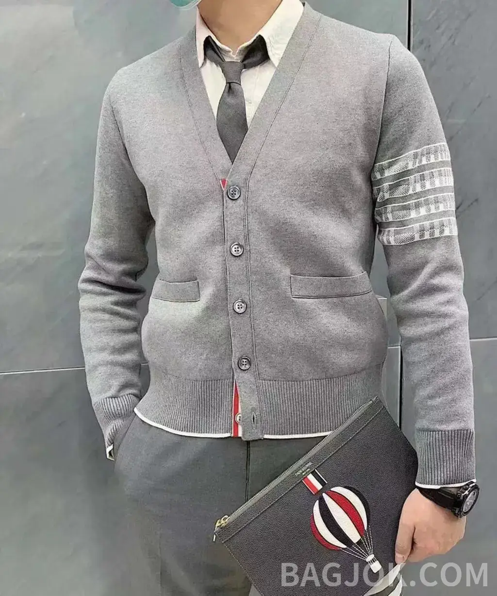 톰브라운 톰브라운 사선 완장 브이넥 가디건 상세 이미지