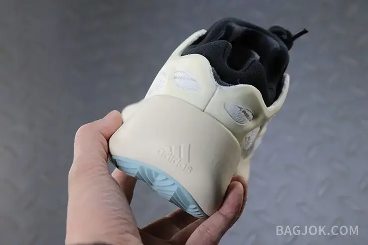 아디다스 YEEZY 700 V3 상세 이미지