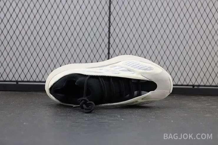 아디다스 YEEZY 700 V3 상세 이미지