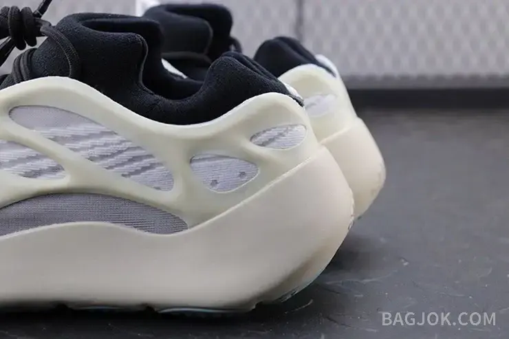 아디다스 YEEZY 700 V3 상세 이미지