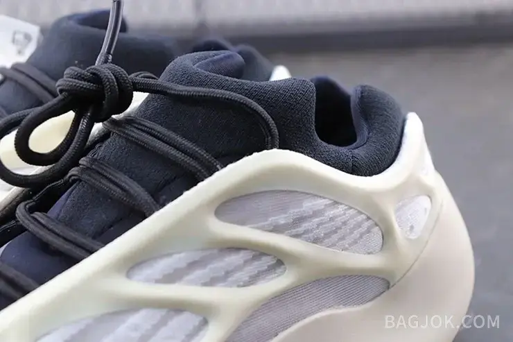 아디다스 YEEZY 700 V3 상세 이미지