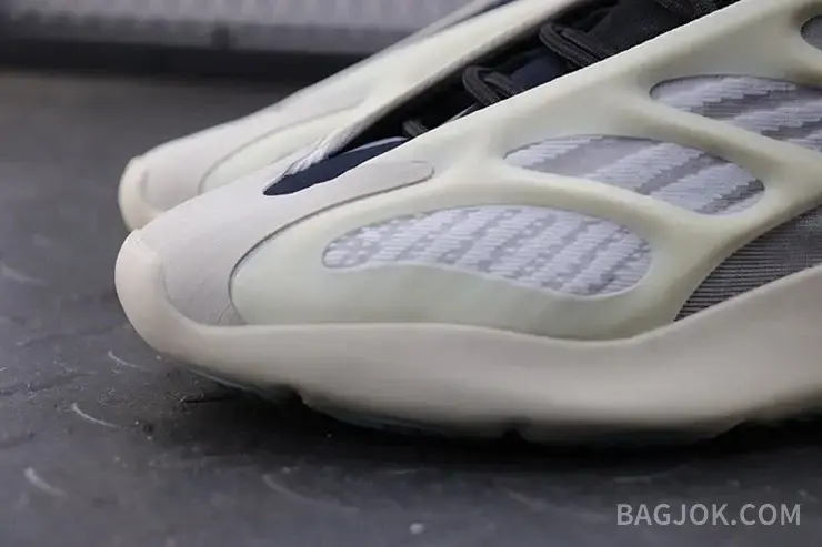 아디다스 YEEZY 700 V3 상세 이미지