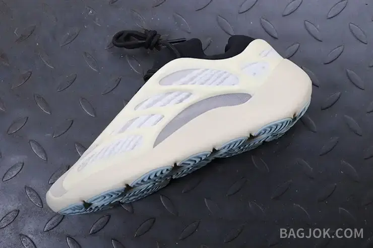 아디다스 YEEZY 700 V3 상세 이미지