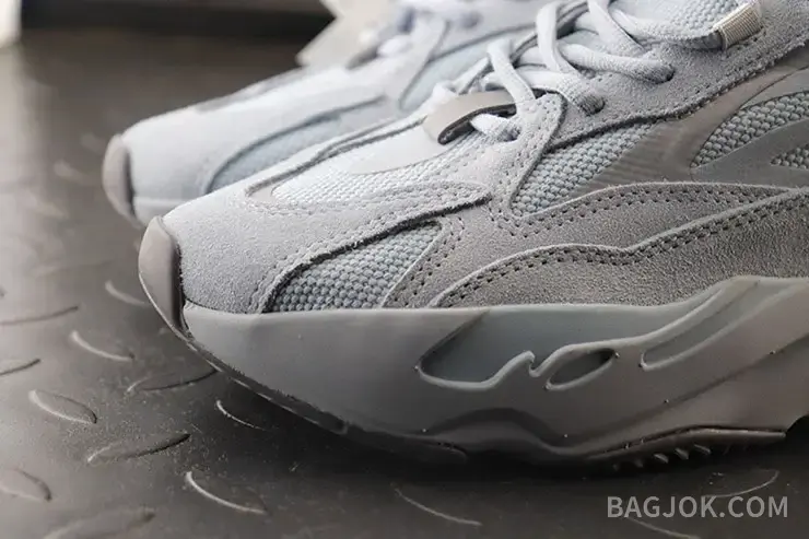 아디다스 YEEZY 700 상세 이미지