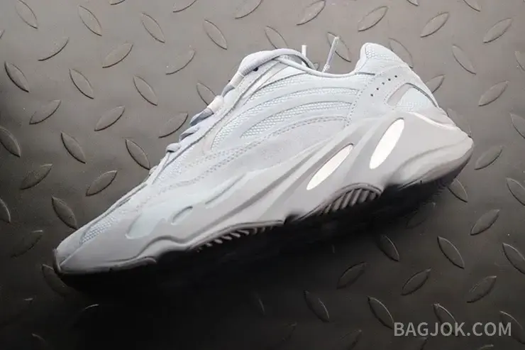 아디다스 YEEZY 700 상세 이미지