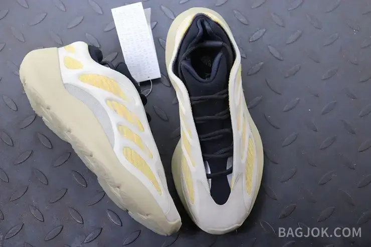아디다스 YEEZY 700 V3 상세 이미지
