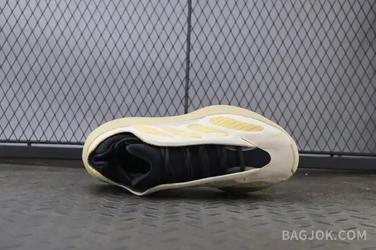 아디다스 YEEZY 700 V3 상세 이미지