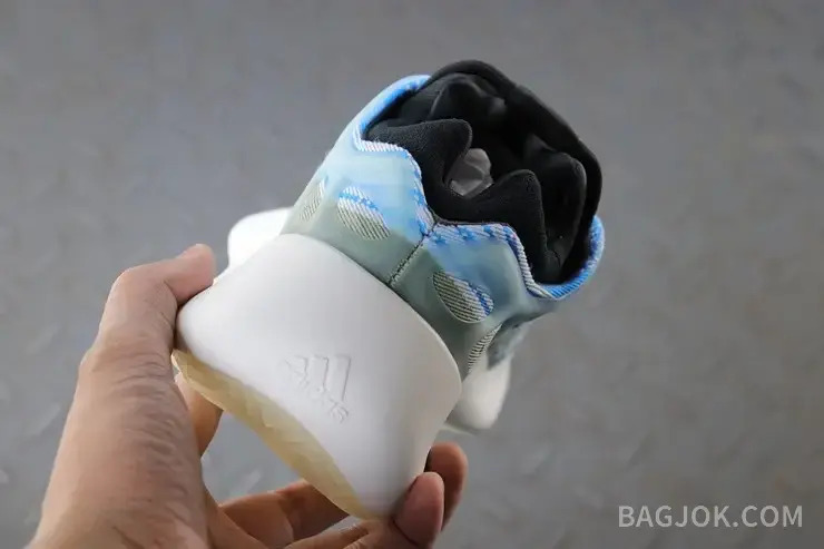 아디다스 YEEZY 700 V3 상세 이미지