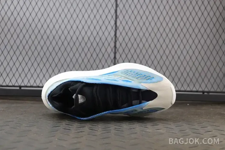 아디다스 YEEZY 700 V3 상세 이미지
