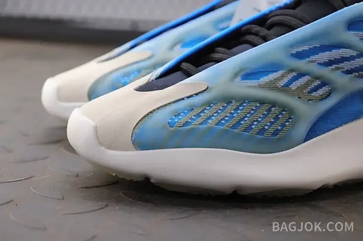 아디다스 YEEZY 700 V3 상세 이미지