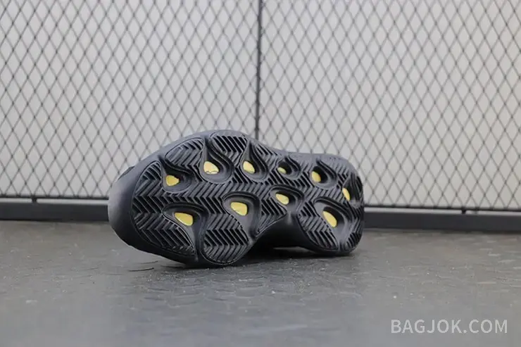 아디다스 YEEZY 700 V3 상세 이미지