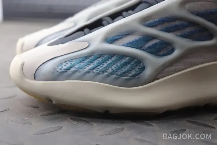 아디다스 YEEZY 700 V3 상세 이미지