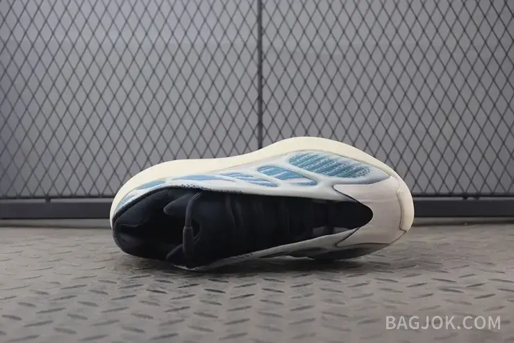 아디다스 YEEZY 700 V3 상세 이미지