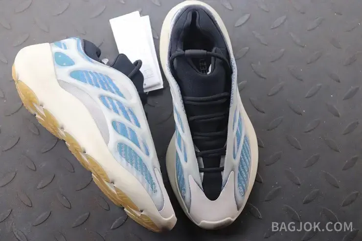 아디다스 YEEZY 700 V3 상세 이미지
