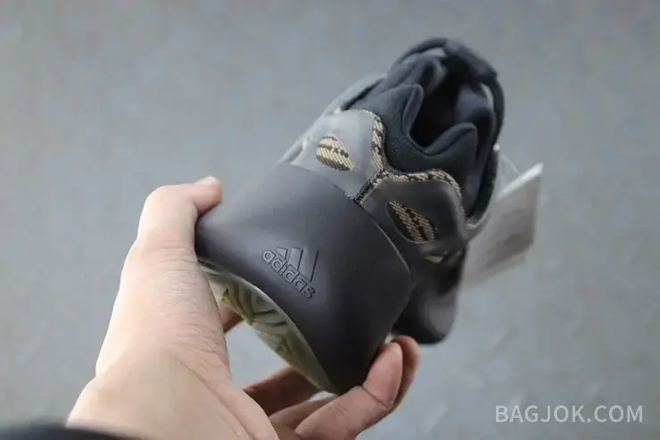 아디다스 YEEZY 700 V3 상세 이미지