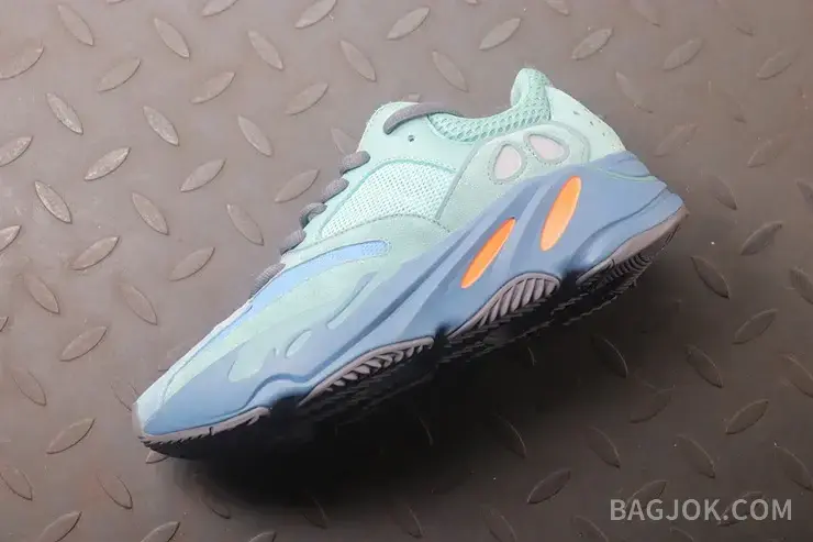 아디다스 YEEZY 700 상세 이미지