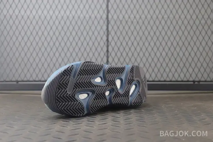 아디다스 YEEZY 700 상세 이미지