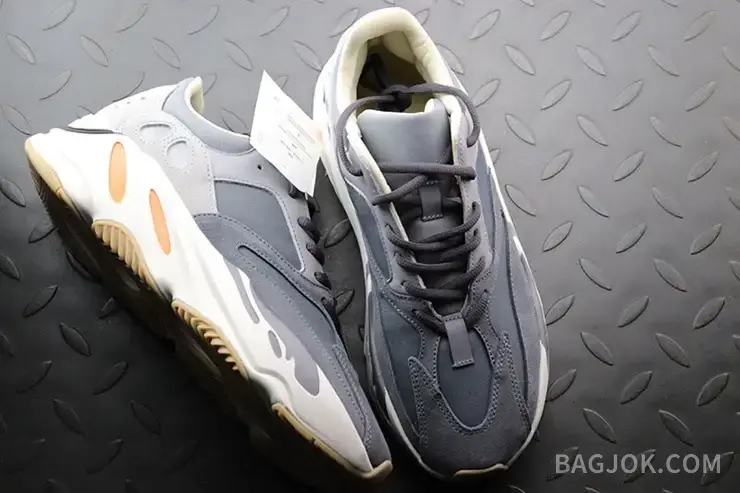 아디다스 YEEZY 700 상세 이미지