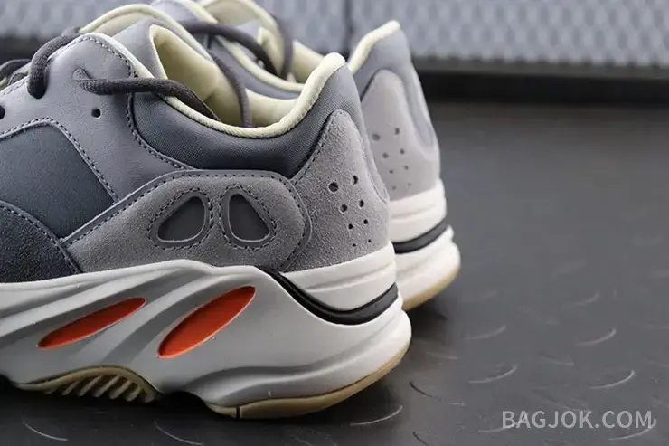 아디다스 YEEZY 700 상세 이미지