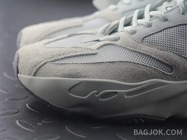 아디다스 YEEZY 700 상세 이미지