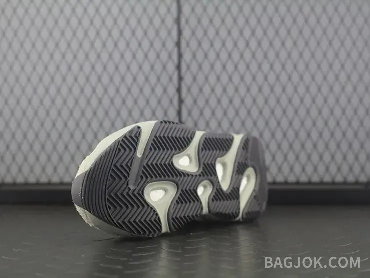 아디다스 YEEZY 700 상세 이미지
