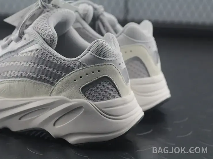아디다스 YEEZY 700 상세 이미지