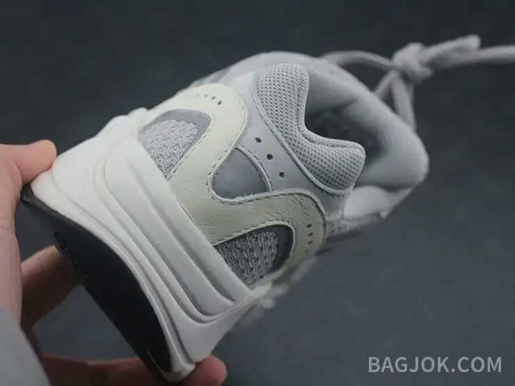 아디다스 YEEZY 700 상세 이미지