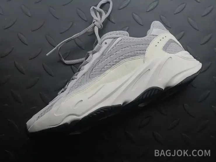 아디다스 YEEZY 700 상세 이미지
