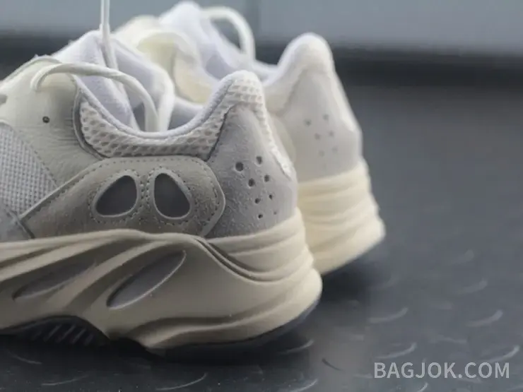 아디다스 YEEZY 700 상세 이미지