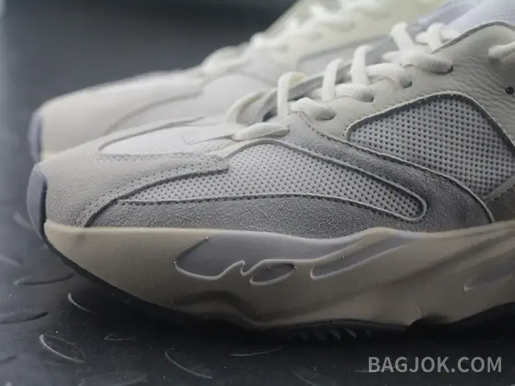 아디다스 YEEZY 700 상세 이미지