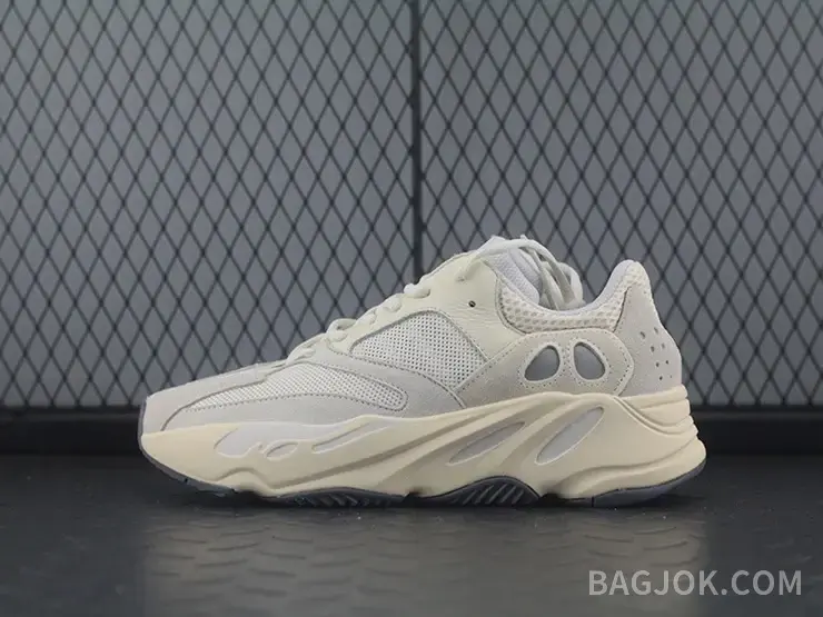 아디다스 YEEZY 700 상세 이미지