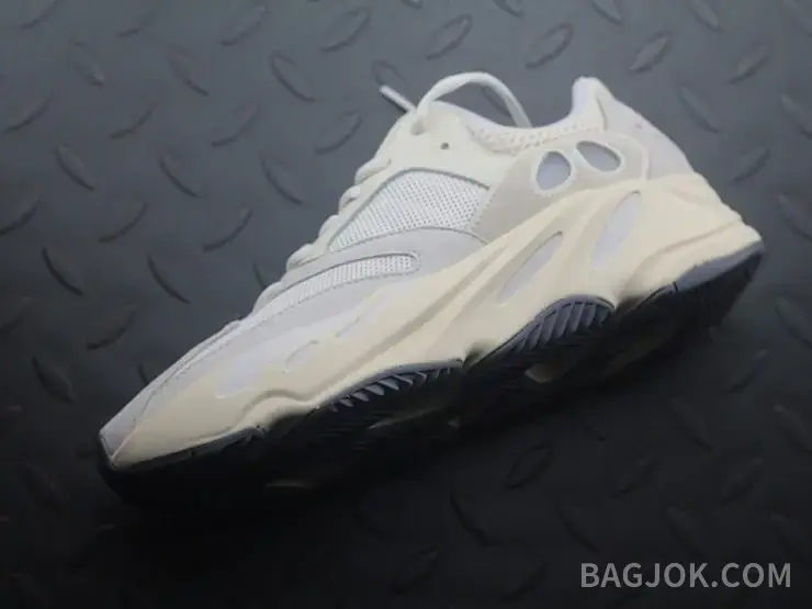 아디다스 YEEZY 700 상세 이미지
