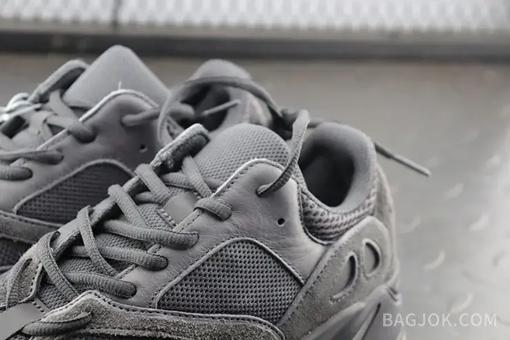 아디다스 YEEZY 700 상세 이미지