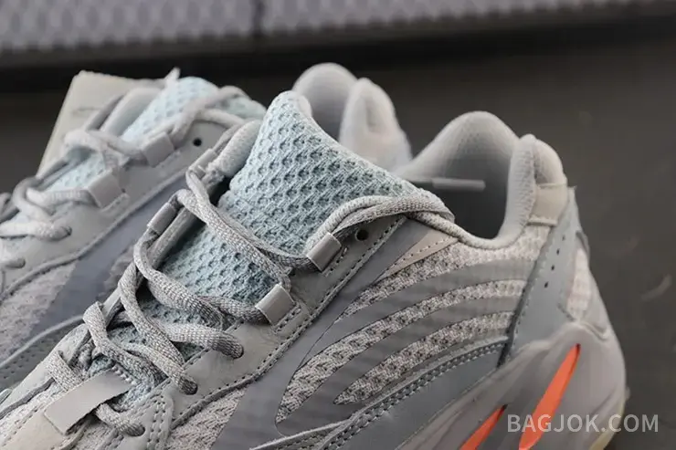 아디다스 YEEZY 700 상세 이미지