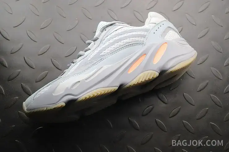 아디다스 YEEZY 700 상세 이미지