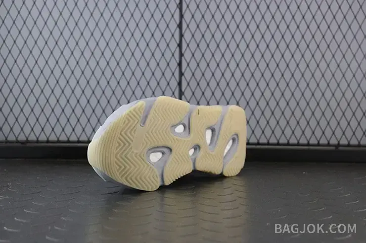 아디다스 YEEZY 700 상세 이미지