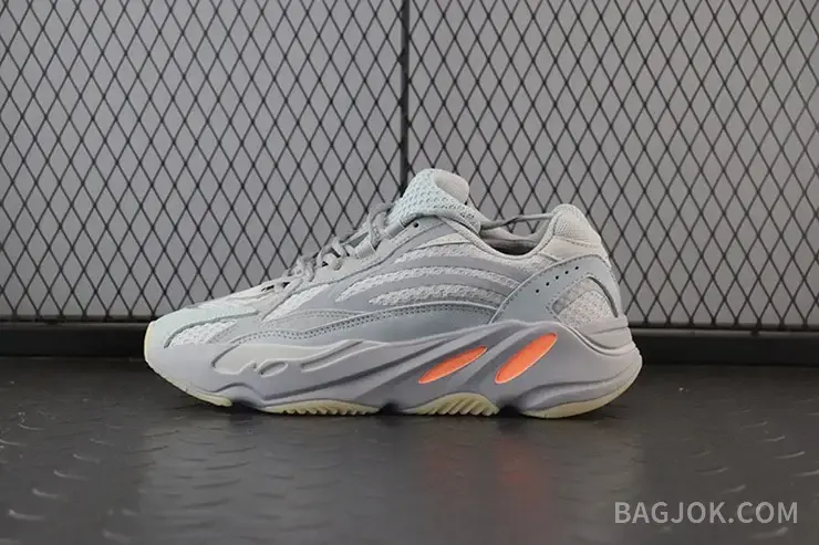 아디다스 YEEZY 700 상세 이미지