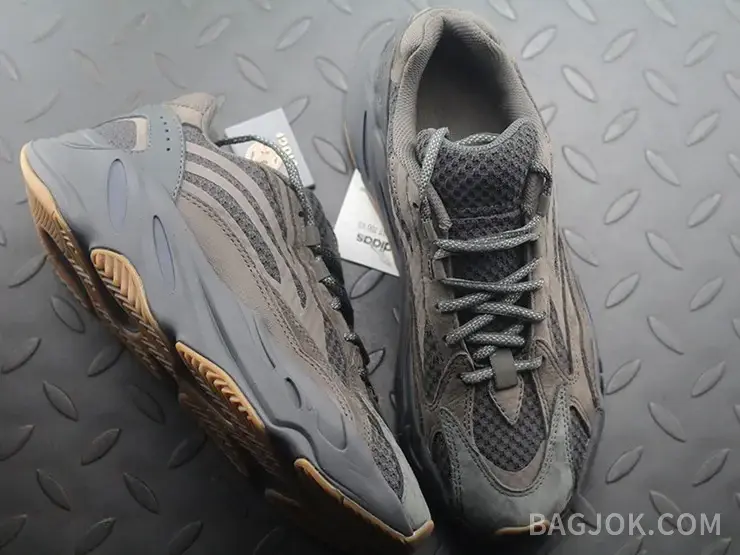 아디다스 YEEZY 700 상세 이미지