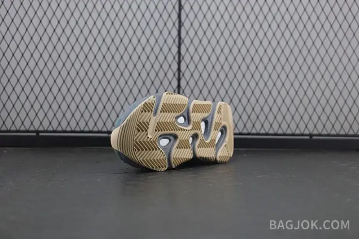 아디다스 YEEZY 700 상세 이미지