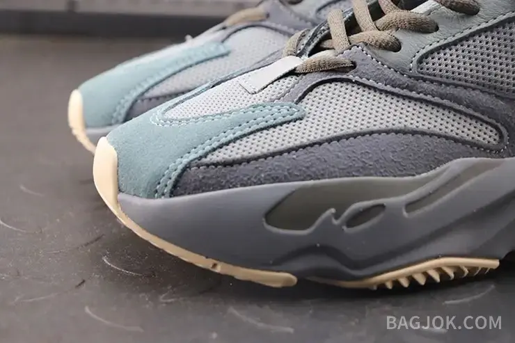 아디다스 YEEZY 700 상세 이미지