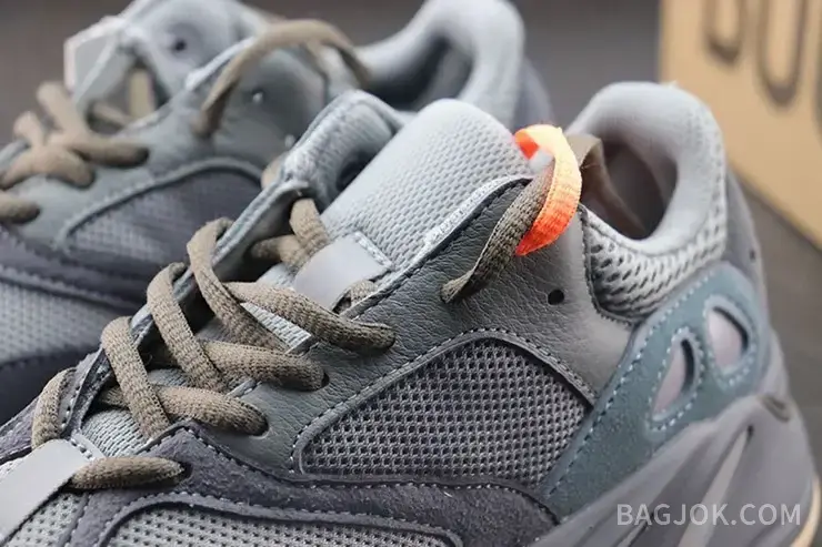 아디다스 YEEZY 700 상세 이미지