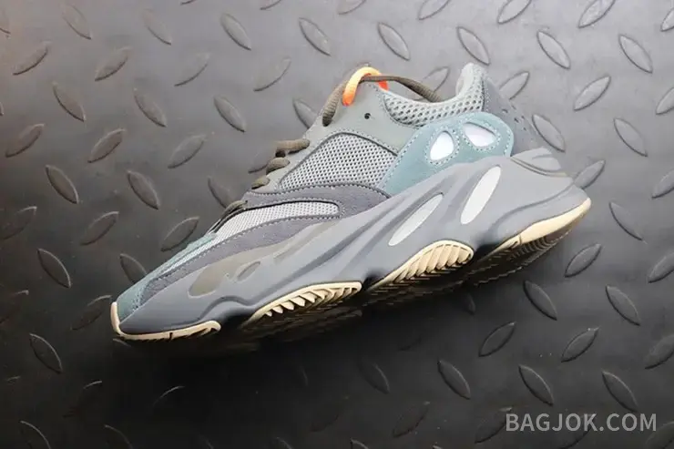 아디다스 YEEZY 700 상세 이미지