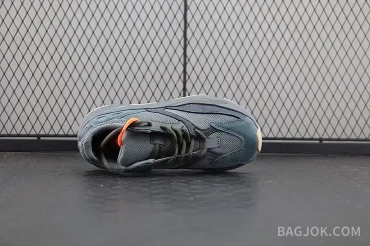 아디다스 YEEZY 700 상세 이미지