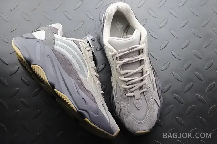 아디다스 YEEZY 700 상세 이미지