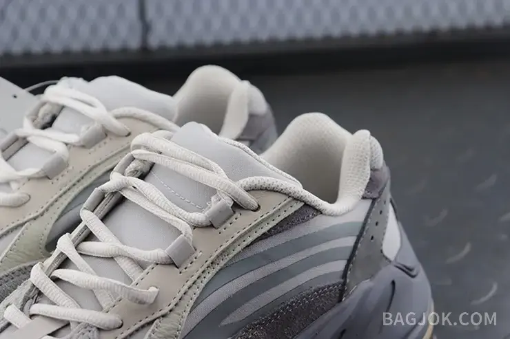 아디다스 YEEZY 700 상세 이미지