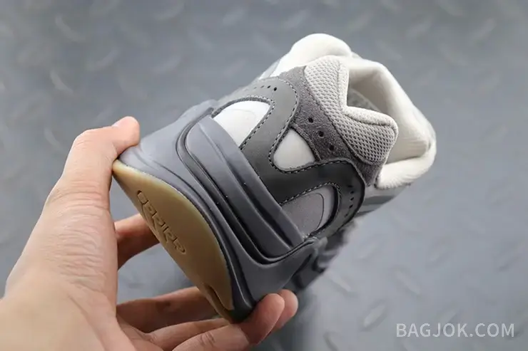 아디다스 YEEZY 700 상세 이미지