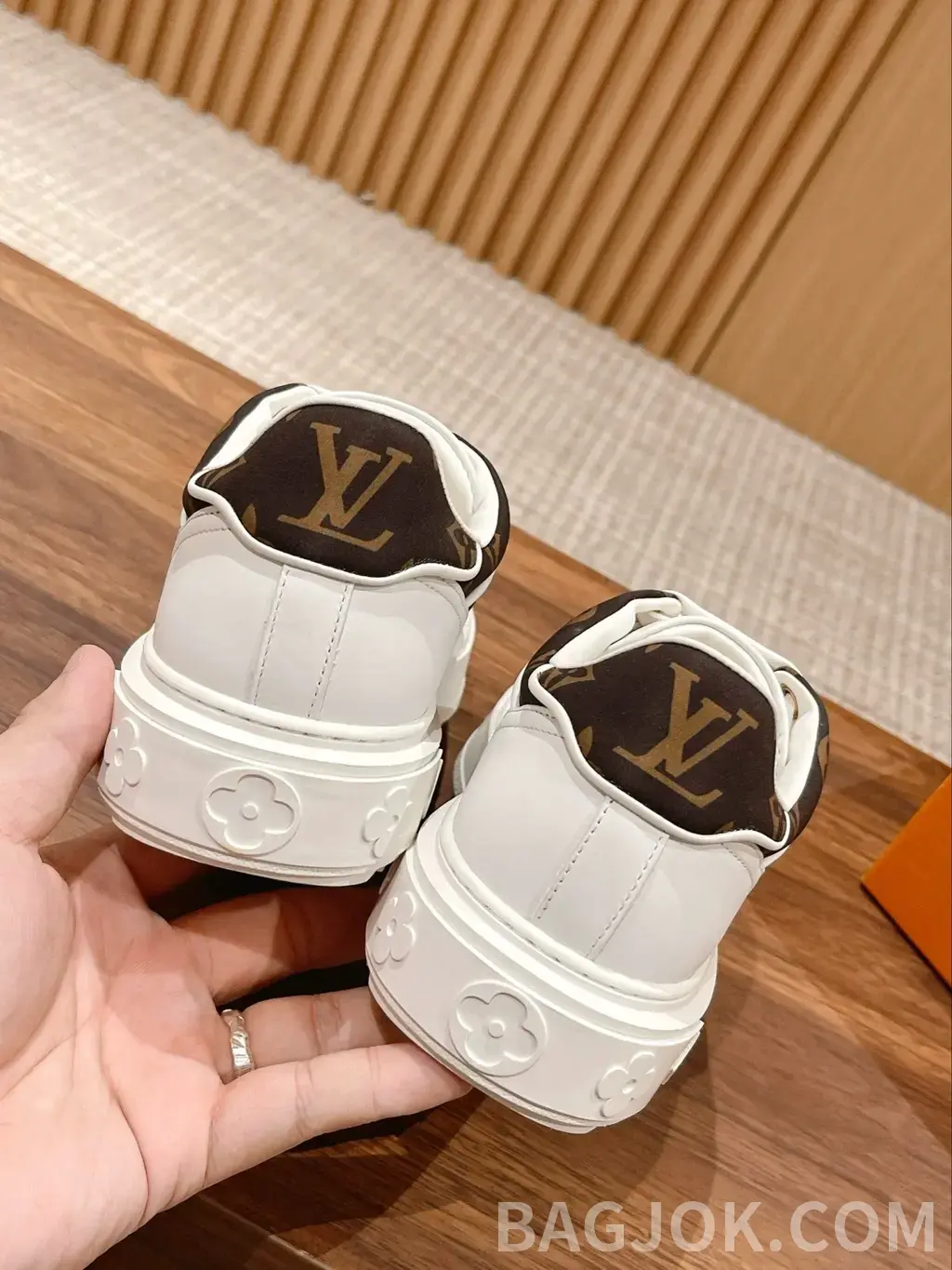 루이비통 루이비통 타임 아웃 스니커즈  상세 이미지